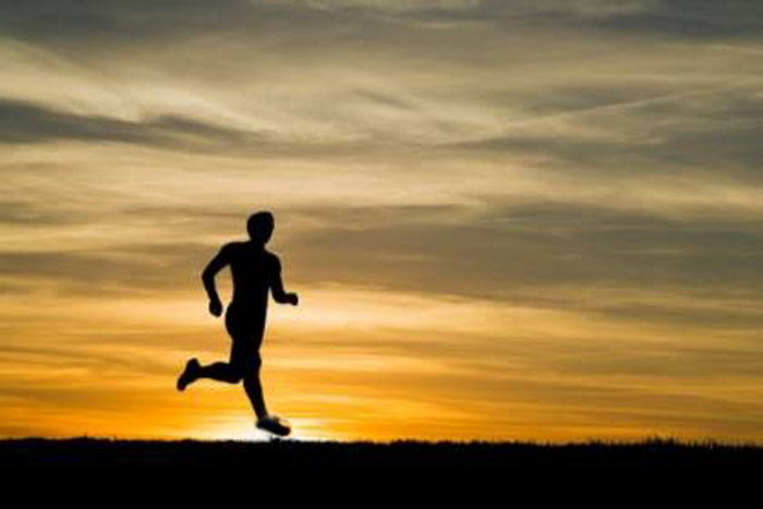 1

Emagrecimento, por que acelera o metabolismo e o gasto calórico;

2

Previne e trata a osteoporose (perda de massa óssea associada com a idade) devido ao impacto do esporte que favorece o estimulo da massa óssea.

3

Aumenta a resistência muscular através das contrações de quase todos os membros inferiores;

4

Reduz os níveis de colesterol do sangue;

5

Aumenta a capacidade cardiovascular (absorção de oxigênio) favorecendo o miocárdio, melhorando a pressão, a circulação do sangue, e diminuindo os riscos de doença cardíaca;

6
Fortalece os músculos respiratórios;

7

Alivia o estresse;


8

Libera endorfina (hormônio responsável pela sensação de bem-estar).
